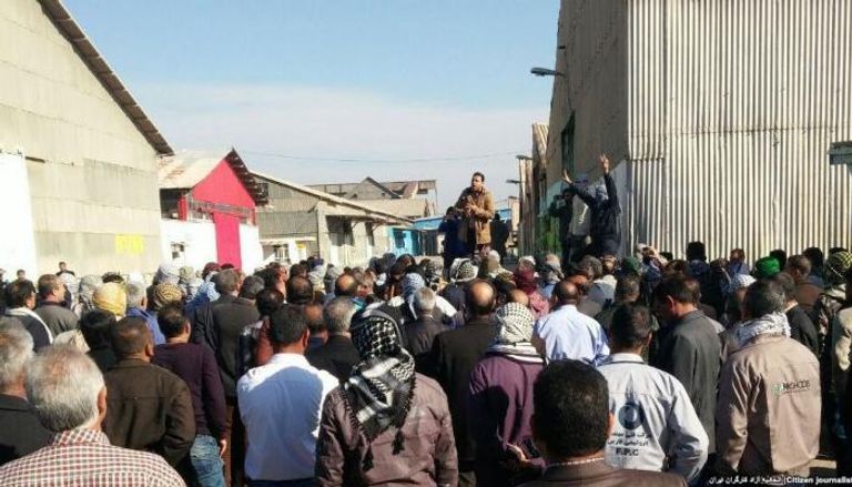 عمال إيرانيون يتظاهرون مطالبين بحقوقهم