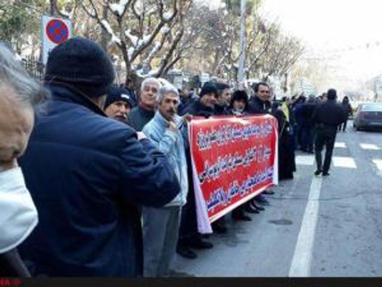 احتجاجات سابقة عمال إيرانيون يتظاهرون مطالبين بحقوقهم