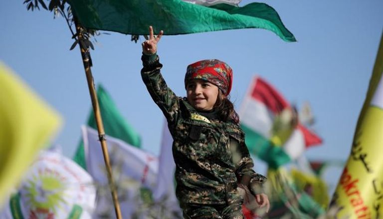 طفلة كردية تشير بعلامات النصر - رويترز