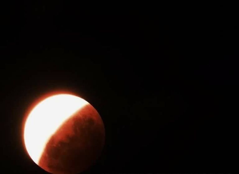 منطقة  أقْبو الجزائرية شاهدت ظاهرة الخسوف الكلي بوضوح الجزائريون تابعوا ظاهرة الخسوف الكلي للقمر