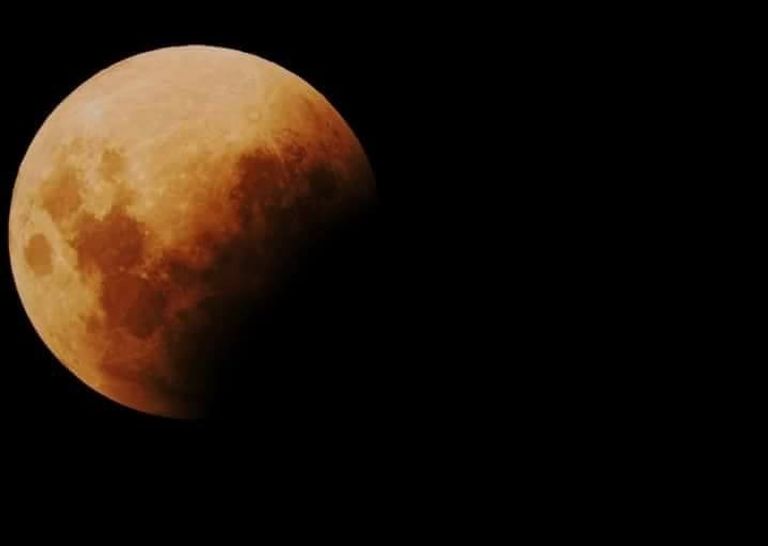 خسوف القمر الكلي الأول من نوعه منذ 152 عاما  الجزائريون تابعوا ظاهرة الخسوف الكلي للقمر