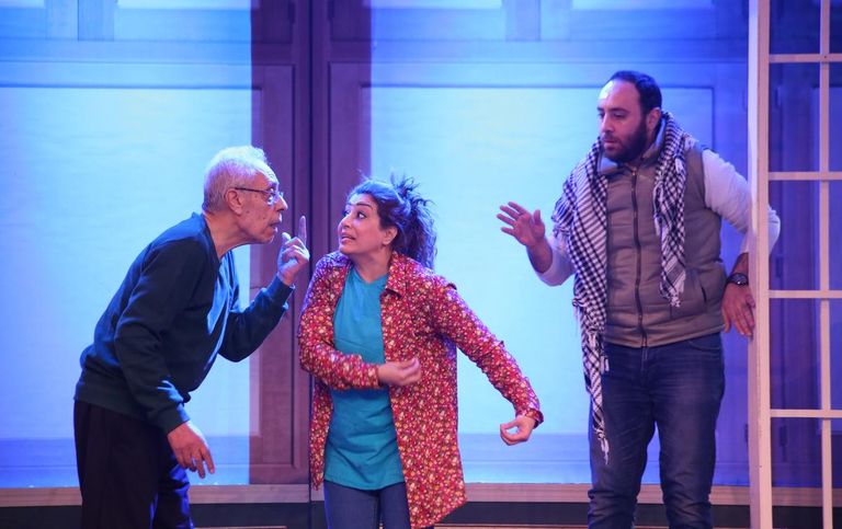 مشهد من العرض اضحك لما تموت