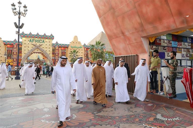 الشيخ محمد بن راشد يزور القرية العالمية