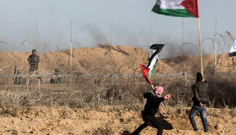محتجون فلسطينيون على الحدود بين قطاع غزة وإسرائيل - الفرنسية