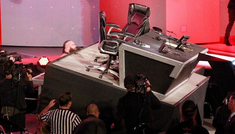 الفريق الطبي ينقل كين إلى المستشفى