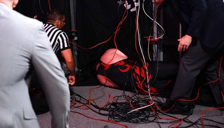 الفريق الطبي ينقل كين إلى المستشفى