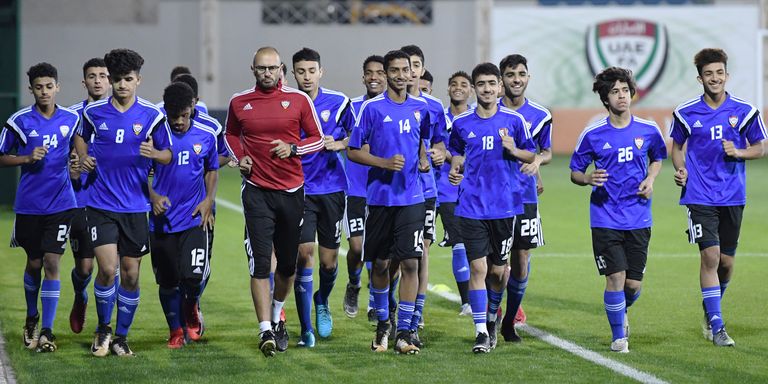 مروان بن غليطة مع لاعبي الأبيض الشباب