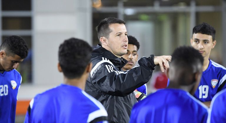 مروان بن غليطة مع لاعبي الأبيض الشباب