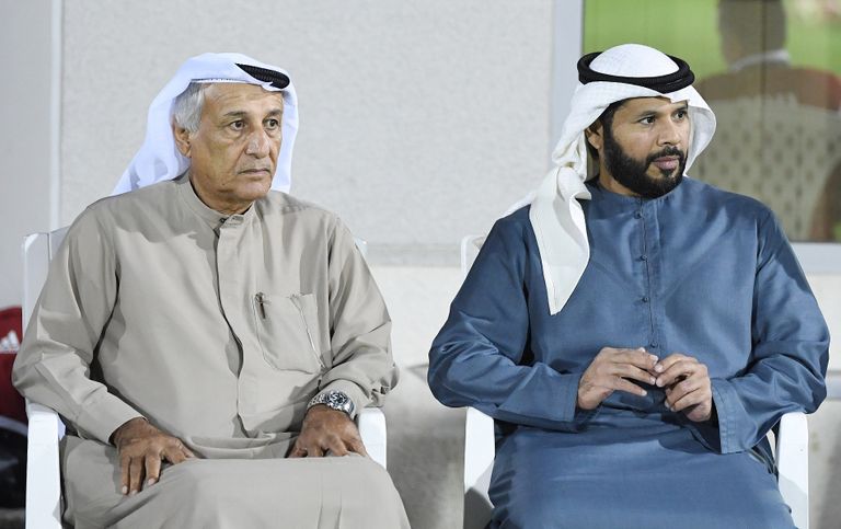 مروان بن غليطة مع لاعبي الأبيض الشباب