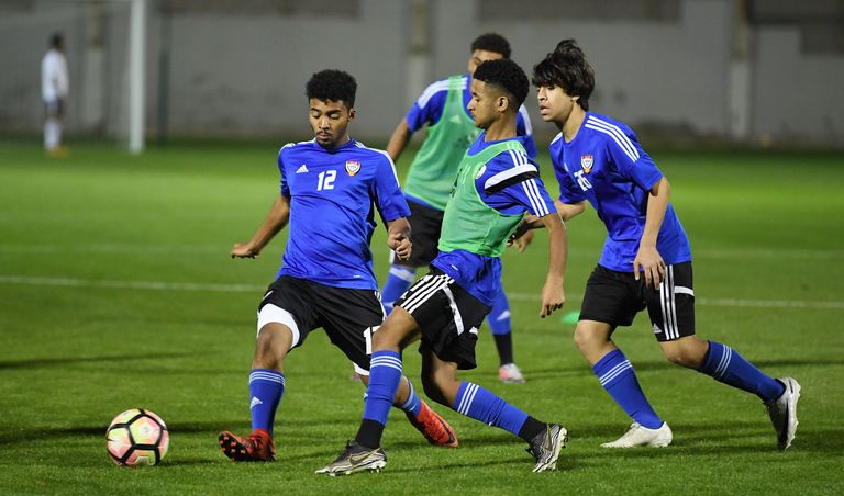 مروان بن غليطة مع لاعبي الأبيض الشباب