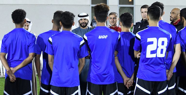 مروان بن غليطة مع لاعبي الأبيض الشباب