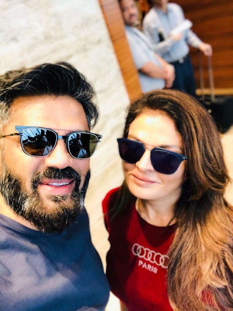 الممثلة شيبا التقت نجمي بوليوود سونيل وهريثيك 