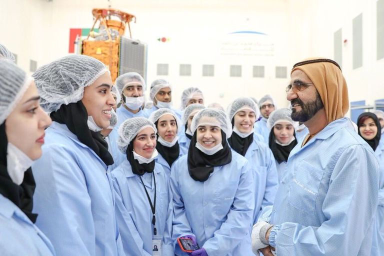 الشيخ محمد بن راشد آل مكتوم وفريق عمل القمر  الصناعي