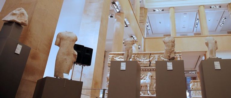 لبنان يستعيد 5 تماثيل أثرية مسروقة وزير الثقافة اللبناني غطاس خوري في متحف بيروت الوطني