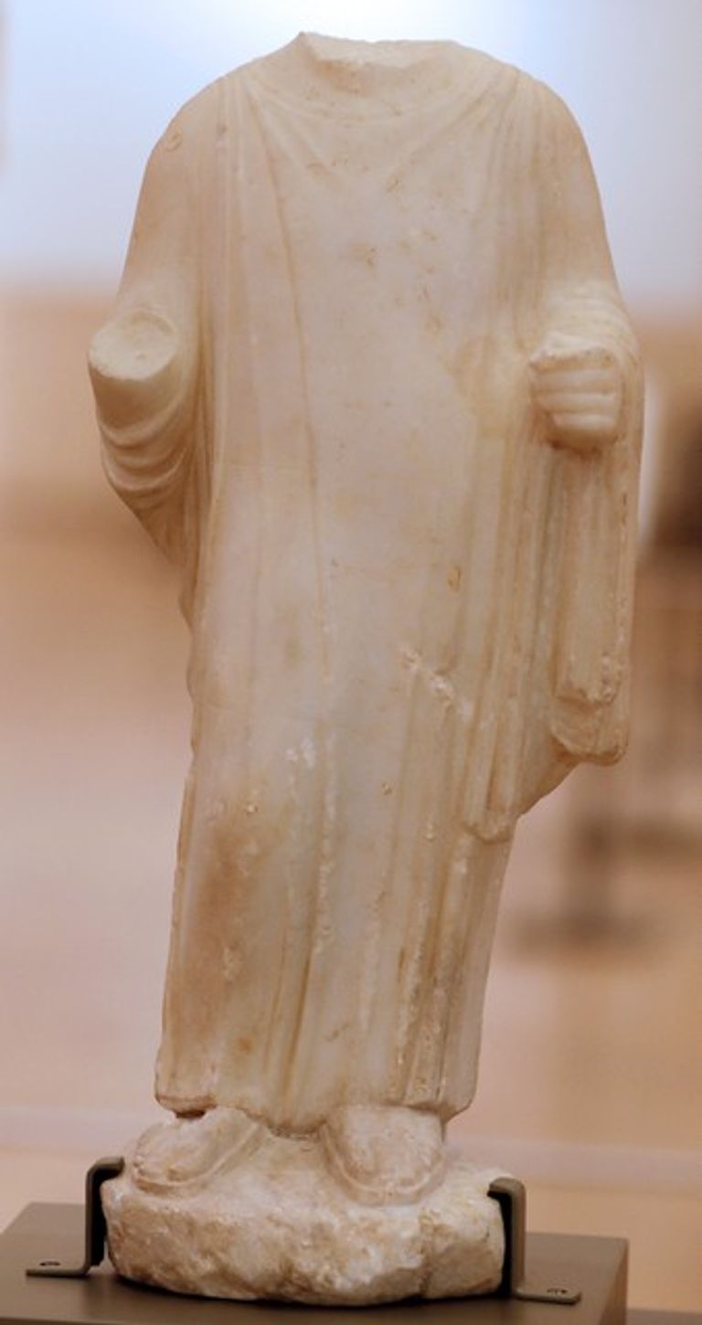 جزء من تمثال داخل متحف بيروت الوطني وزير الثقافة اللبناني غطاس خوري في متحف بيروت الوطني