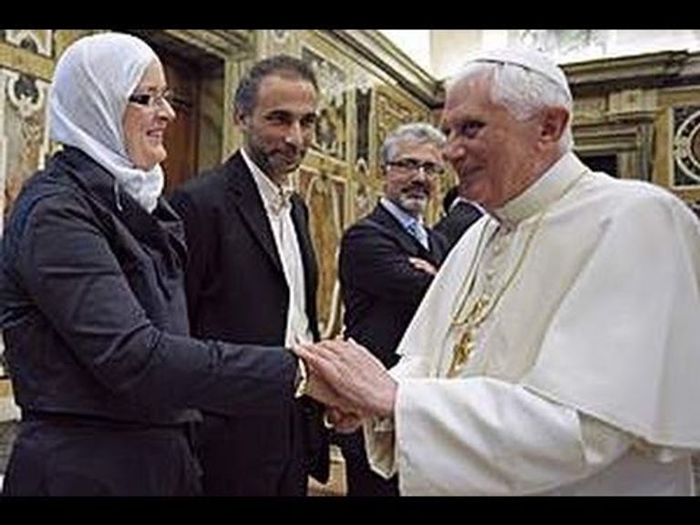 لقاءات طارق رمضان مع الشخصيات الشهيرة خلال جولاته طارق رمضان أنشأ منظمة "إنسانية" لمداراة انحرافاته الفكرية والسلوكية