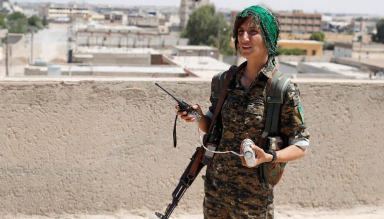 مقاتلات كرديات في كوباني
