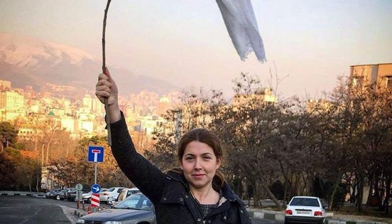 إيران تهدف من فرض الحجاب لصبغة ثورتها بطابع ديني