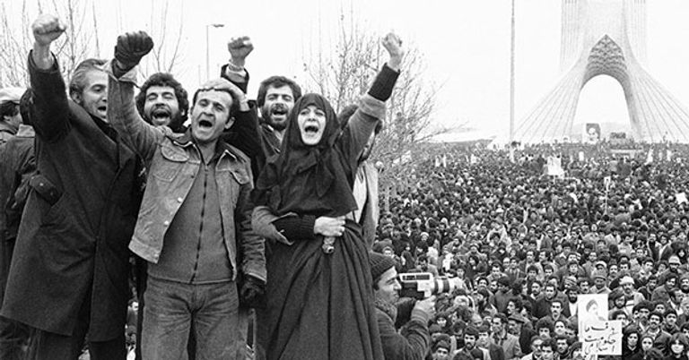 القبضة في ثورة إيران قبضة التدمير الملعونة باتت شعارا إيرانيا