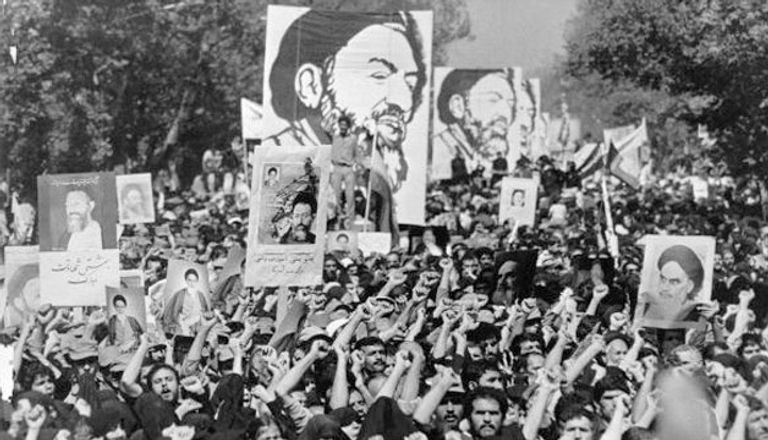 القبضة في ثورة إيران قبضة التدمير الملعونة باتت شعارا إيرانيا
