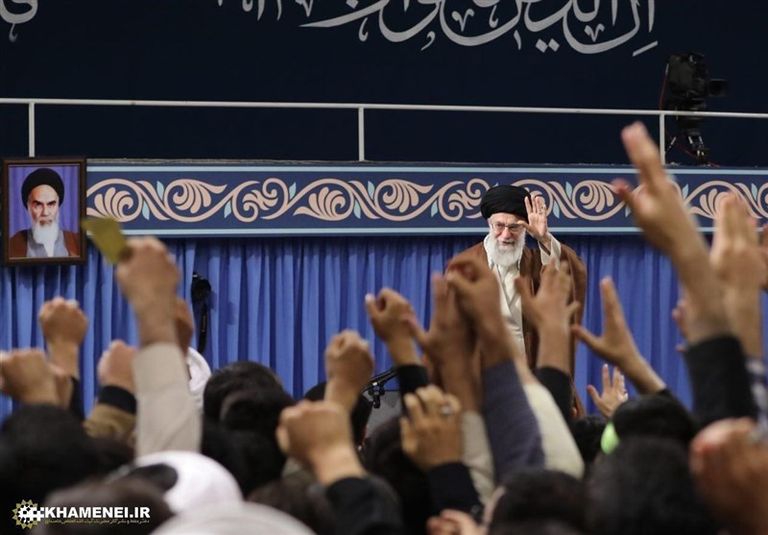 مؤيدو خامنئي يلوحون بالقبضة قبضة التدمير الملعونة باتت شعارا إيرانيا