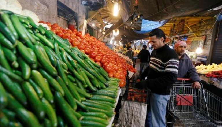 بائع للفواكه والخضراوات في عمان - رويترز