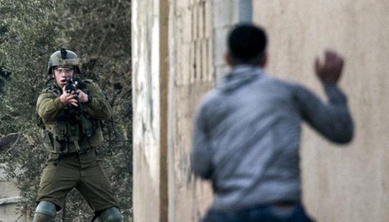 جندي إسرائيلي يطلق النار على شاب فلسطيني - أ. ف. ب