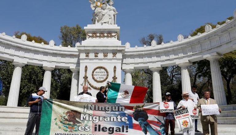 احتجاجات مكسيكية على سياسة الهجرة الأمريكية - رويترز
