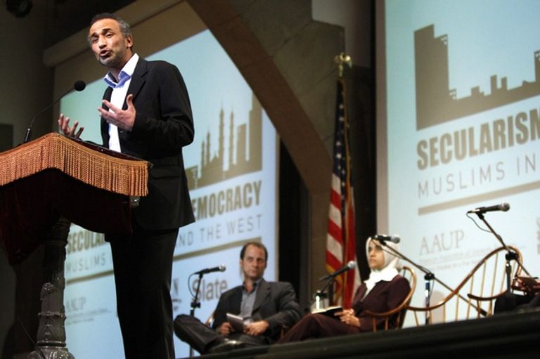 طارق رمضان خلال أحد المؤتمرات طارق رمضان مع والدة أمير قطر والقرضاوي