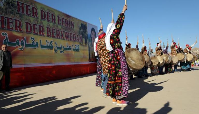 أكراد يرقصون في تظاهرة ضد العمليات العسكرية التركية - رويترز