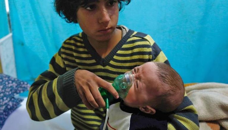 طفل مصاب باختناق نتيجة قصف قوات النظام السوري 