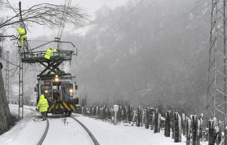 الثلوج تغطي السكك الحديدية غلق 18 طريقا وتعطل السير بسبب الثلوج الكثيفة