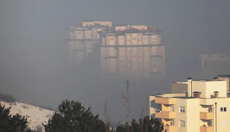 سحب دخان كثيفة في إحدى ضواحي طهران بسبب التلوث - رويترز