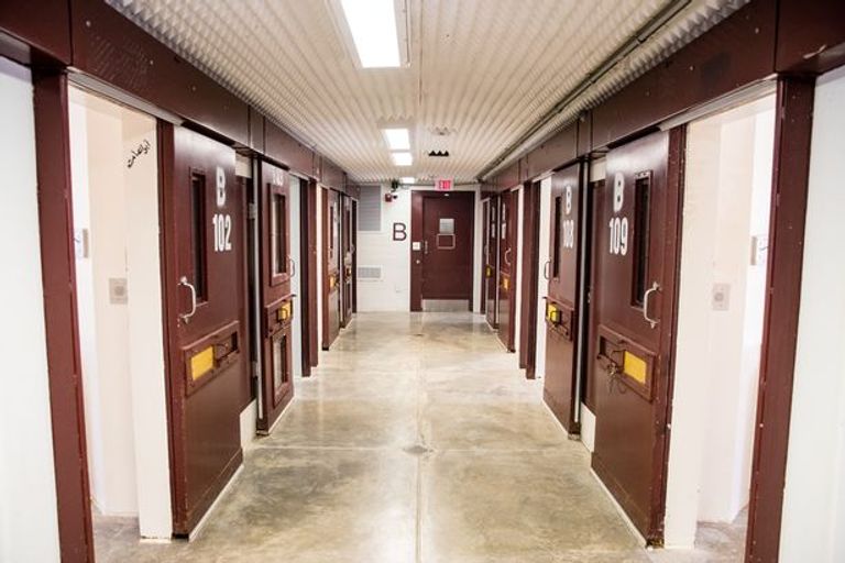 الحراس عند معتقل جوانتانامو