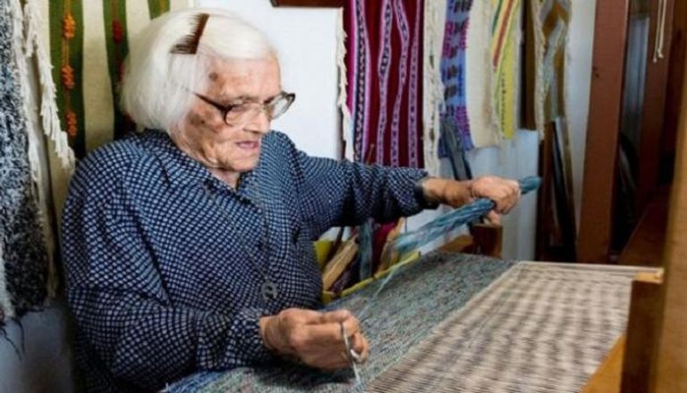 إيونا برويو سيدة تجاوز عمرها الـ100 عام إحدى سكان إيكاريا