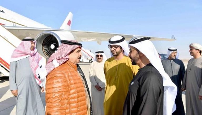 الشيخ حمدان بن زايد آل نهيان على رأس مستقبلي ملك البحرين