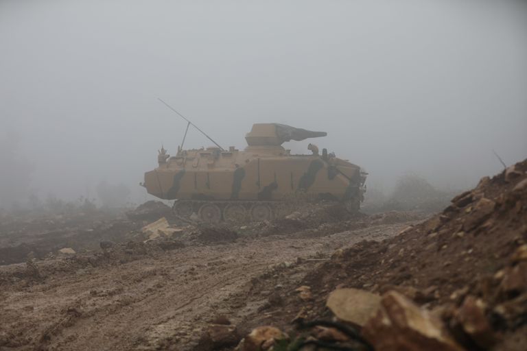 الآليات العسكرية التركية تواجه مقاومة كردية شرسة متظاهرون ضد العملية العسكرية في عفرين