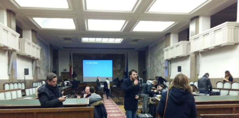 داخل قاعة المحكمة خلال جلسة الاستماع أولى محاكمات صلاح عبد السلام المشتبه به الرئيسي في هجمات باريس