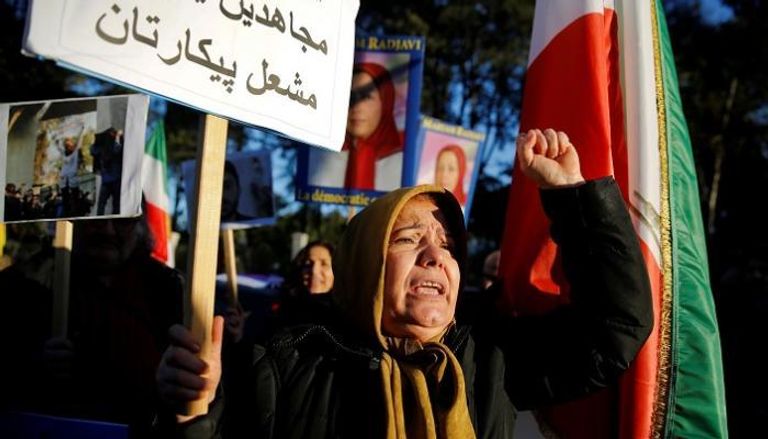 سيدة تشارك في مظاهرات إيران ضد نظام الملالي