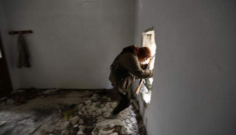 أحد مقاتلي الجيش السوري الحر المدعوم من تركيا - رويترز