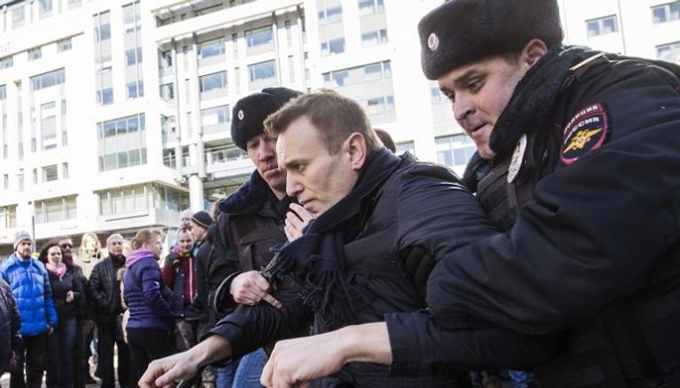 المعارض الروسي أليكسي نافالني أثناء اعتقاله من قبل الشرطة 
