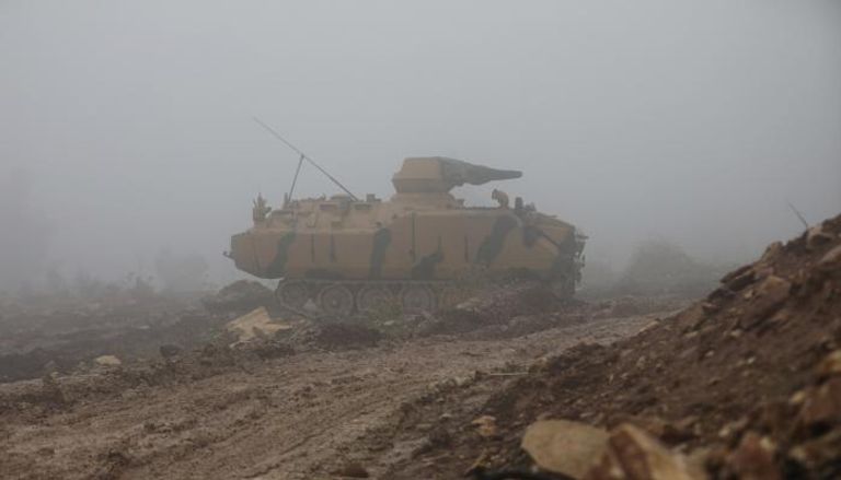 مدرعة تركية تقصف مواقع في سوريا