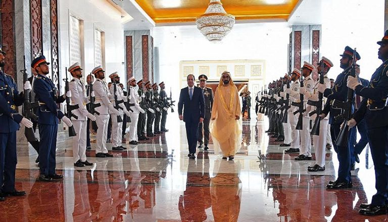 الشيخ محمد بن راشد آل مكتوم والشيخ محمد بن زايد آل نهيان خلال استقبالهما للرئيس السيسي