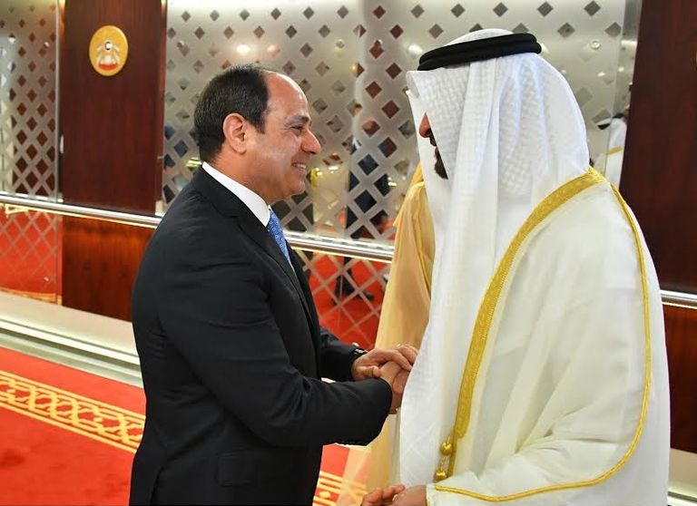 الشيخ محمد بن راشد آل مكتوم والشيخ محمد بن زايد آل نهيان خلال استقبالهما للرئيس السيسي