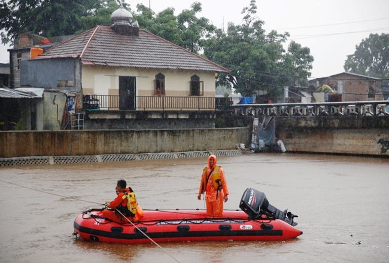 قوات الإنقاذ الإندونيسية تبحث عن ضحايا الفيضانات قوات الإنقاذ تجوب شوارع إندونيسيا بحثاً عن ضحايا