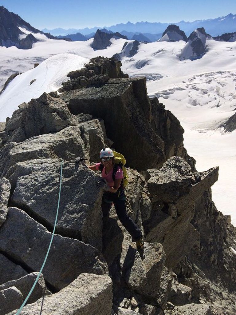 ياسمين القحطاني على قمة أحد الجبال