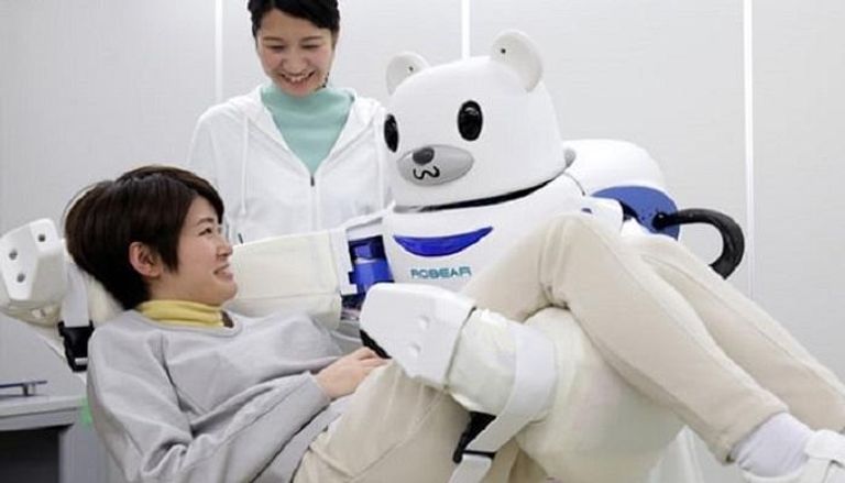 روبوت يحمل سيدة في اليابان