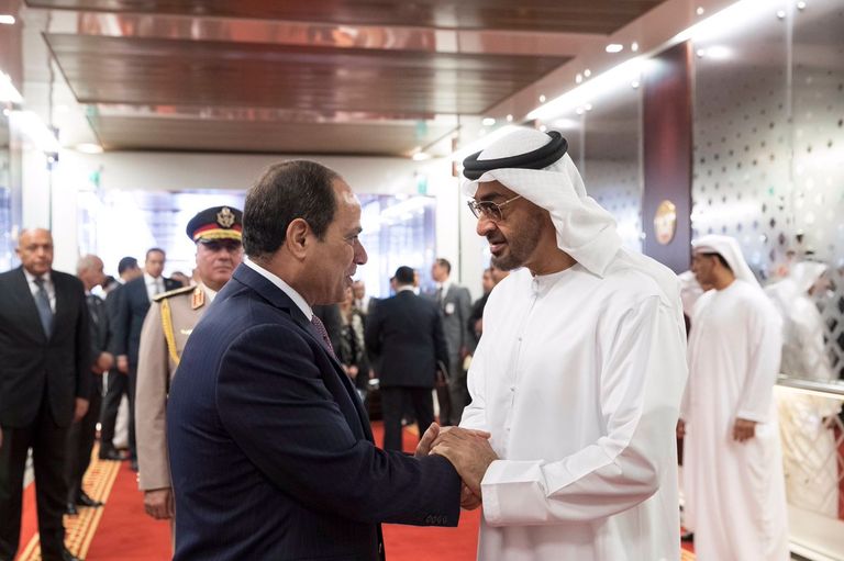 الشيخ محمد بن زايد يصافح الرئيس السيسي - أرشيفية السيسي في الإمارات.. 7 زيارات ترسخ شراكة استراتيجية وثيقة