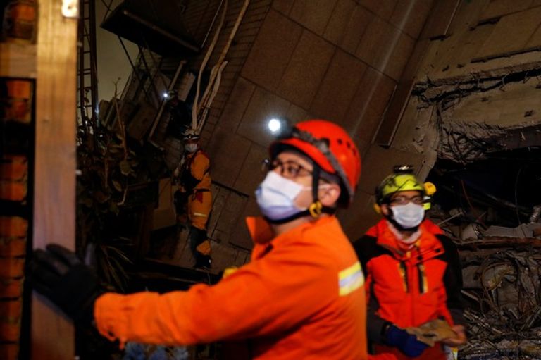 رجال الإنقاذ يواصلون البحث عن المفقودين