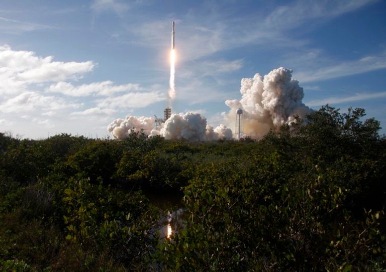 الصاروخ يشق طريقه إلى الفضاء الصاروخ فالكون هيفي انطلق مخترقا السماء الزرقاء الصافية